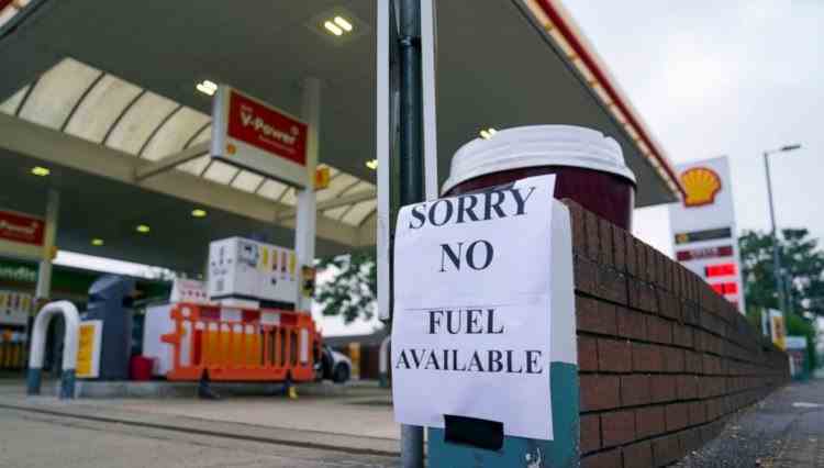 Legile concurenței se suspendă în Marea Britaniei, pentru a permite alimentarea benzinăriilor