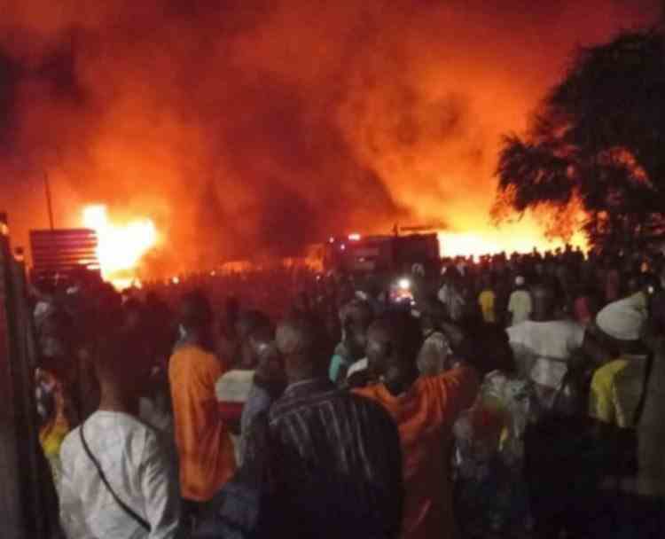 Peste 90 de oameni au murit carbonizați, după explozia unei cisterne cu combustibil, în Sierra Leone