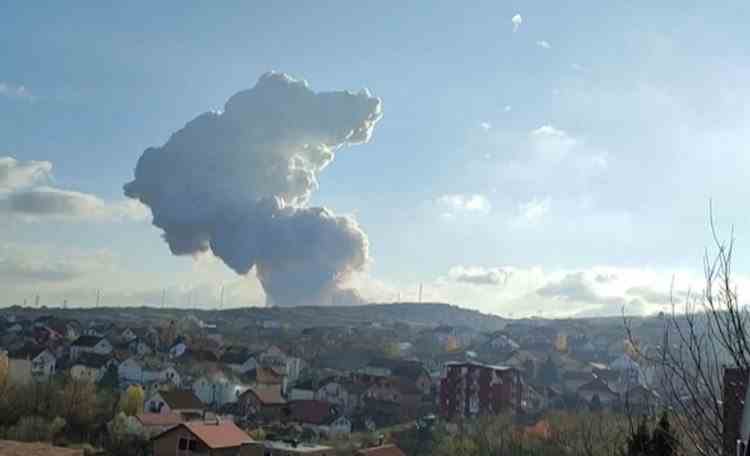 VIDEO: Explozie într-o fabrică de motoare de rachete din Serbia - Cel puțin doi oameni au murit