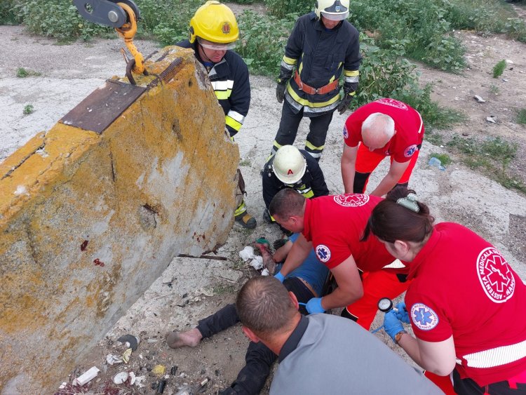 Pompierii din nordul țării au salvat un bărbat de sub o placă de beton
