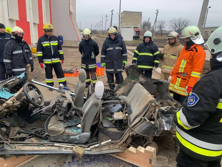 10 salvatori și pompieri voluntari din țară au avut parte de lecții teoretice și practice din partea formatorilor polonezi și angajaților IGSU din Republica Moldova