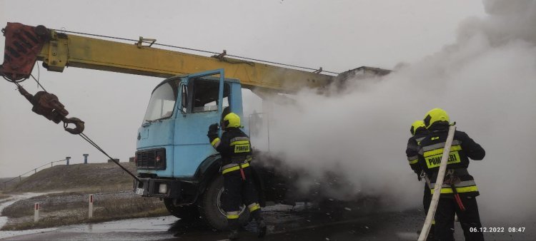 Pompierii au stins flăcările care au cuprins o automacara în localitatea Baurci