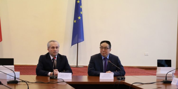 Circa 1500 de tablete donate de Republica Populară Chineză instituțiilor de învățământ din Republica Moldova în care învață copiii refugiaților din Ucraina