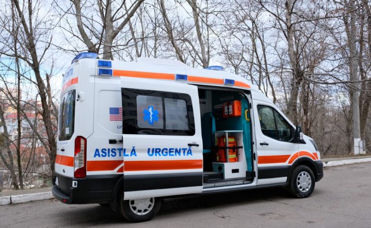 Dispozitive medicale și o ambulanță, donate unei instituții medicale