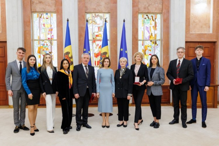 Președinta Maia Sandu a înmânat „Ordinul Republicii” colectivului Clubului Sportiv de Dans „Codreanca” și distincții de stat pentru antrenori