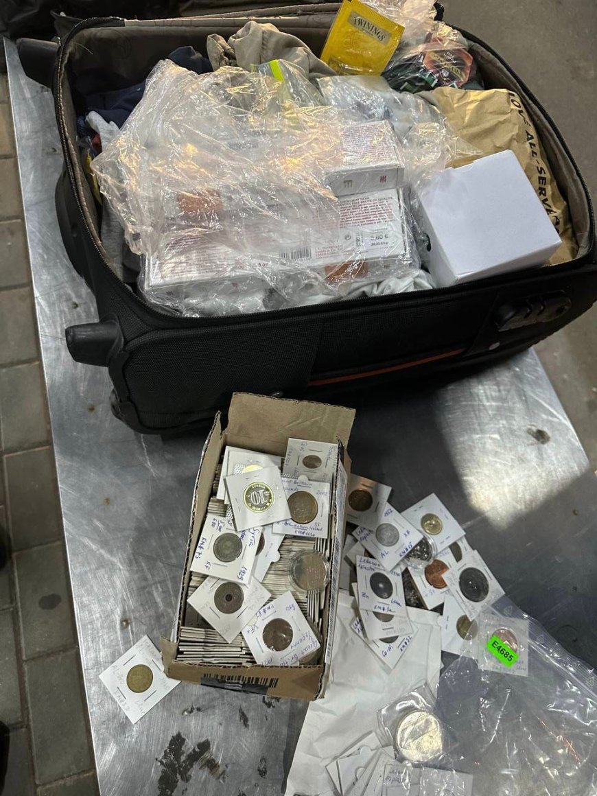Serviciul Vamal: A ascuns 250 monede în valiză și intenționa să le introducă ilicit în Republica Moldova