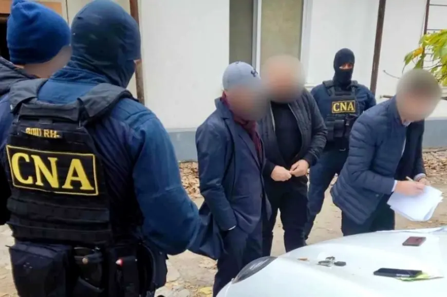 Un ofițer de investigații din cadrul Direcției de Poliție a mun. Chișinău, reținut de CNA în flagrant. Ar fi pretins 2000 de euro de la un figurant pe o cauză penală